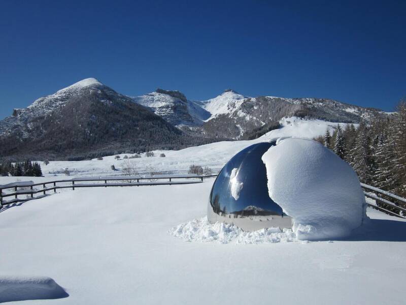 Cupola a specchio con le montagne sullo sfondo
