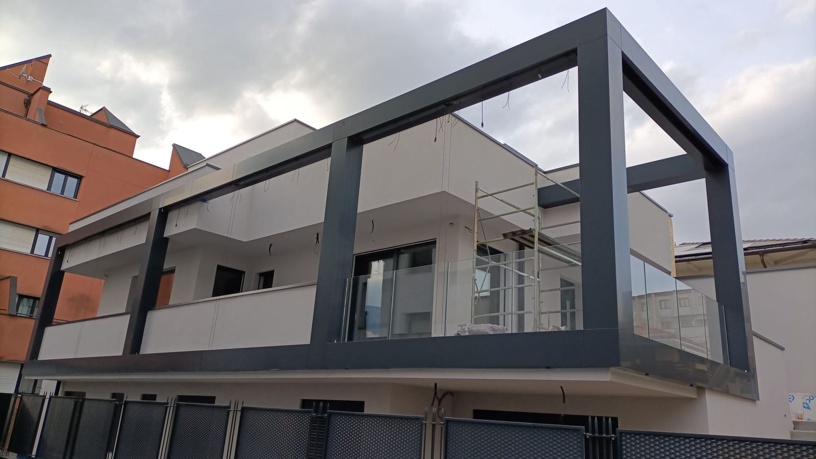 Telaio in acciaio verniciato scuro applicato a un edificio residenziale