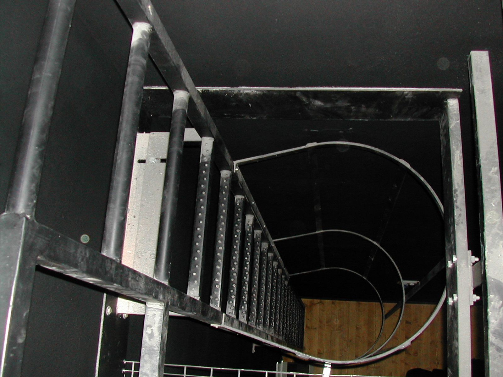 Struttura del graticcio di un teatro con scala a pioli e passerelle in acciaio